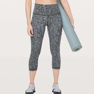 Lululemon Wunder Under Crop Legging in Speckled Black and White - Size: 8